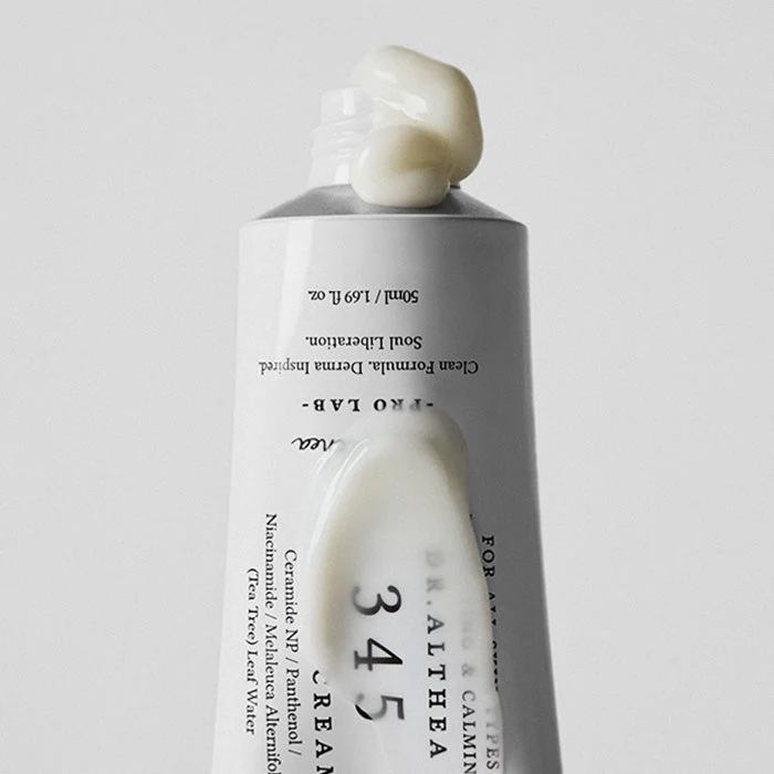 Dr.Althea 345 Relief Cream mit einer Cremeportion auf der Tubenöffnung
