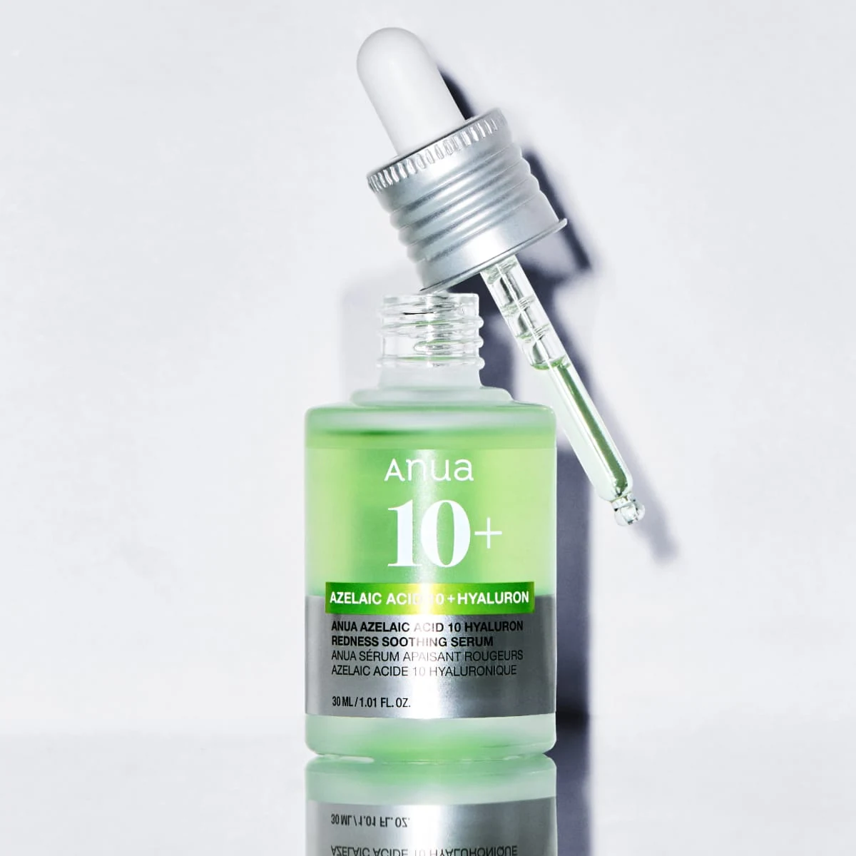 Anua Azelaic Acid 10 Hyaluron Serum und Glaspipette in gezielt gesetztem Licht
